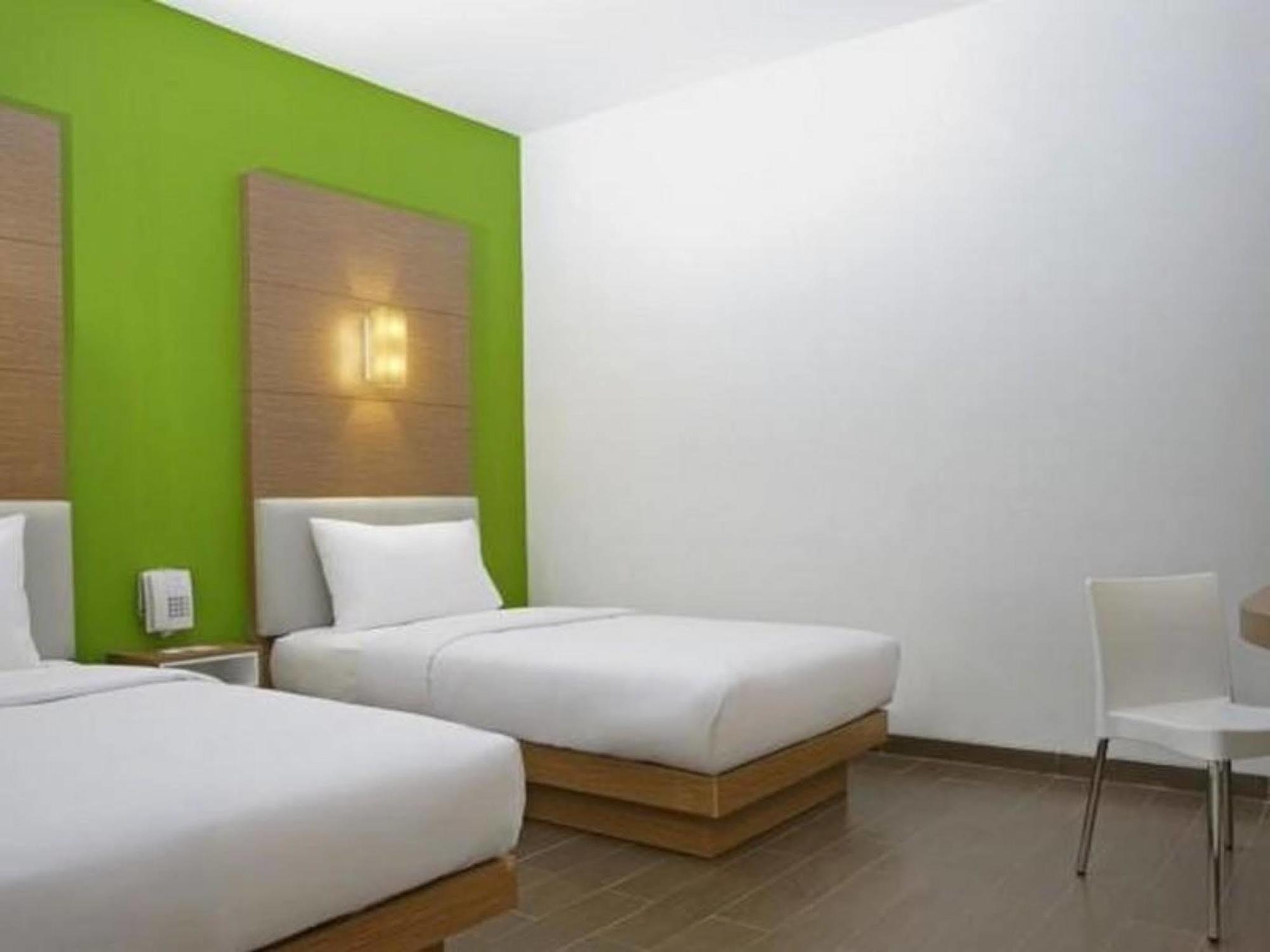 Amaris Hotel Cirebon Exterior foto
